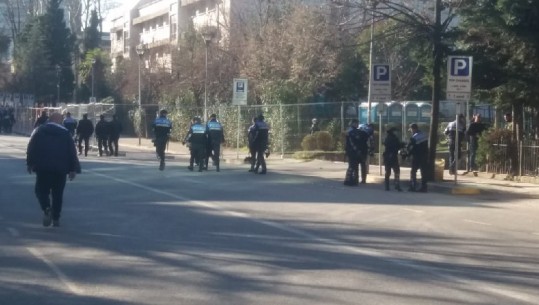 Policia me maska kundra gaz, FNSH dhe autoblindat e RENEA-s rreth kryeministrisë (VIDEO+FOTO)