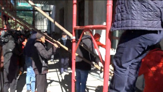 Çahet kordoni i policisë, protestuesit thyejnë derën e kryeministrisë (VIDEO)
