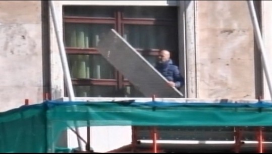 Protestuesi ngjitet mbi skelë, thyen dritaren e kryeministrisë (VIDEO)