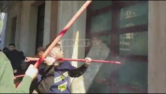 Momenti kur protestuesit shkatërrojnë me hekura derën e kryeministrisë (VIDEO)