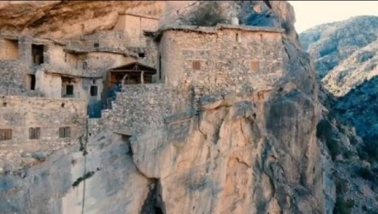 Mrekullia në shkëmb, fshati i vogël që do t’ju mahnisë me veçantinë e tij (VIDEO)