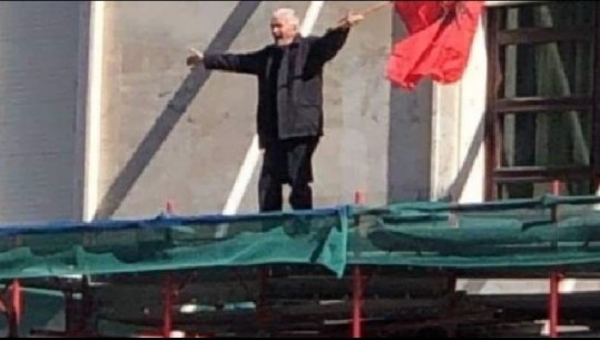 Me flamur mbi skelën e hyrjes së Kryeministrisë/ Lirohet 80-vjeçari që u arrestua, deri tani 15 protestues në qeli