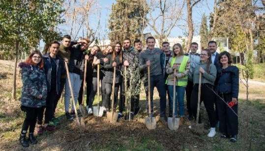 “Dhuro pemë për Tiranën”, nxënësit e tre shkollave i bashkohen nismës së bashkisë