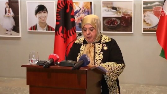 Bashkëshortja e ambasadorit të Kuvajtit në Tiranë, çel ekspozitë për mikpritjen në 6 qytete shqiptare