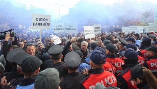 Protesta e opozitës, 2 mijë policë rreth Kuvendit! Makina me ujë për shpërndarjen e turmës