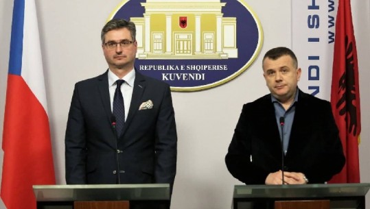 Deputeti çek: Turbulencat para negociatave s'janë fatlume, kthehuni në Kuvend! Balla: Jo pushtet me dhunë