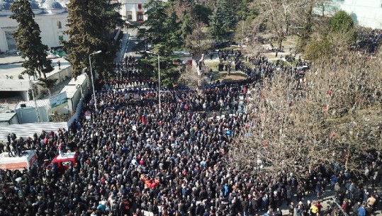 3 orë protestë pa dhunë, opozita dorëzon mandatet! Basha: Tubime në gjithë Shqipërinë (VIDEO)