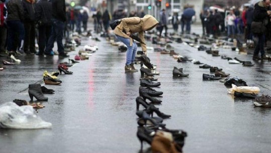 Politikat e këqija shtetërore/ Qytetarët e Shkupit mbushin sheshin më këpucët e të afërmve emigrantë