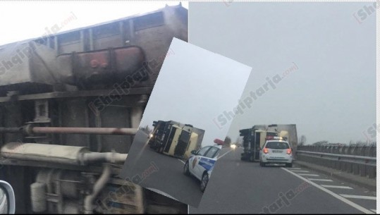 Era e fortë përmbys kamionin në mes të rrugës (FOTO+VIDEO)