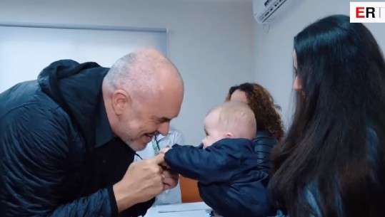 Momenti pikant, Rama takohet me 'pacientin më king' të pavjonit: E paske dorën të fortë  (VIDEO)