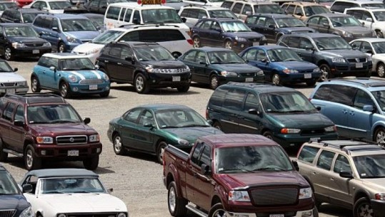 Rishikohet vendimi pas dy muajsh/ Qeveria do lejojë importin e automjeteve të vjetra