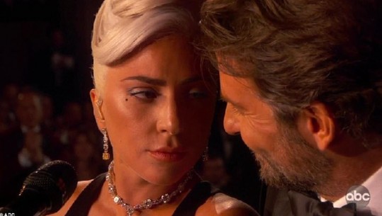 Lady Gaga rrëmben gjithë vëmendjen e OSCAR, gati të puthë Bradley Cooper para Irinës (FOTO)