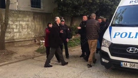 Babai i vrasësit të gruas dhe kunatës e kap me gazetarët: Mos filmoni se jua theva në kokë! (VIDEO)