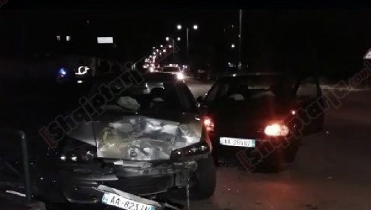 Elbasan/ Përplasen tre automjete, drejtuesit e lënduar transportohen drejt spitalit (VIDEO)