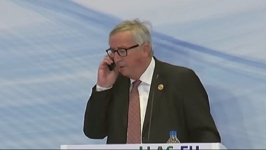 Gruaja i bën gjëmën Juncker! E merr në telefon gjatë konferencës, publikohet video epike 