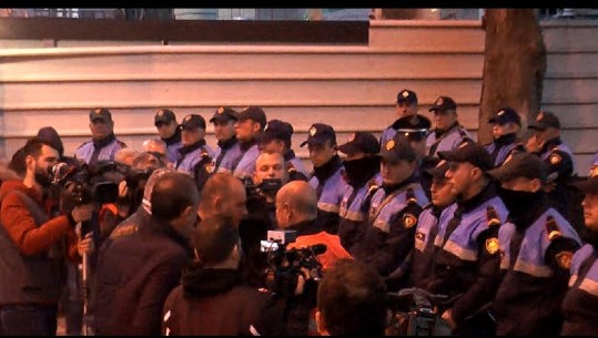 Protestuesit qëllojnë me shishe forcat e policisë (VIDEO)