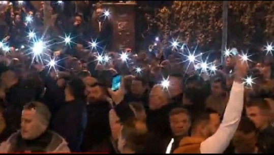 Protestuesit ndezin blicat e celularëve