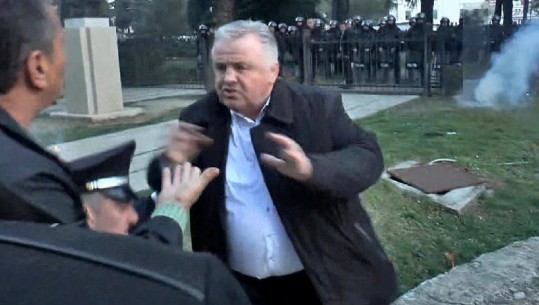 U sulmua nga protestuesit, Sterkaj thirrje Lleshajt...dhe i drejtohet ashpër Petrit Vasilit