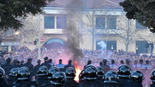 Tymuese, gazlotsjellës, përplasje / Protesta e 26 shkurtit në FOTO