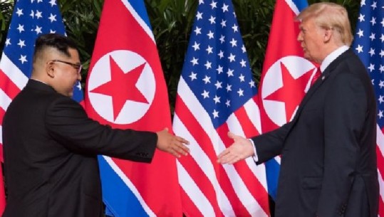 Trump shtrëngon duart me Kim Jong un/ Plan për çarmatimin bërthamor 