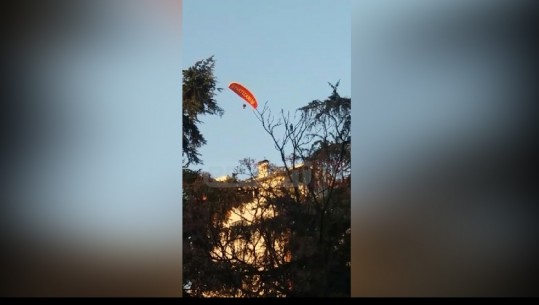 Nxehet derbi/ Të kuqtë provokojnë bardheblutë me një balonë (VIDEO)