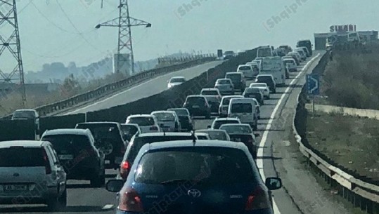 Trafik në autostradën Tiranë-Durrës, qytetarët: Policia vepron shumë avash
