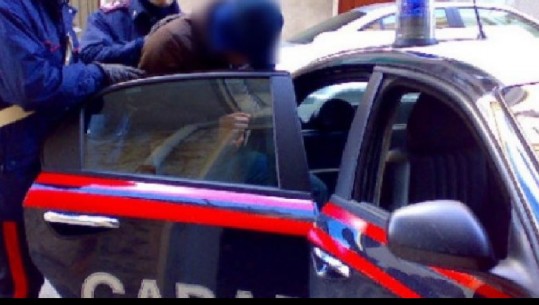 Shqiptari i pamëshirshëm plagos gruan me foshnjën në krah, kalimtarët italianë e 'arrestojnë'