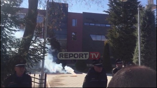 PD protesta para Bashkisë së Maliqit, hidhen kapsollë dhe tymuese (VIDEO)