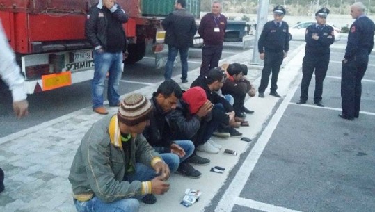 Kapshticë/ Policia kufitare ndalon 16 shtetas sirianë