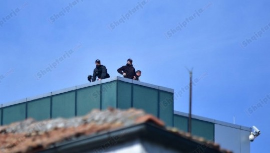 Monitorim i rreptë nga garda dhe policia, fillon protesta e opozitës (FOTO)