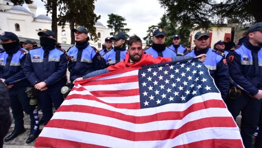 FOTO LAJM/ Protestuesi 'amerikan' i opozitës