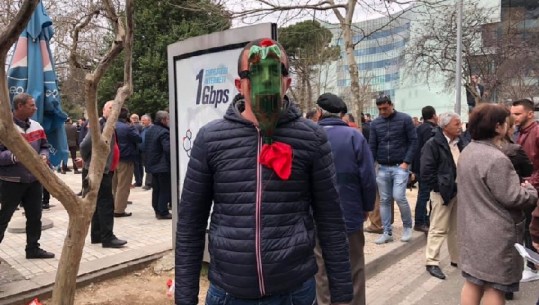 Protesta e opozitës/ Maska 'artizanale' për t'u mbrojtur nga gazi lotsjellës (FOTO)