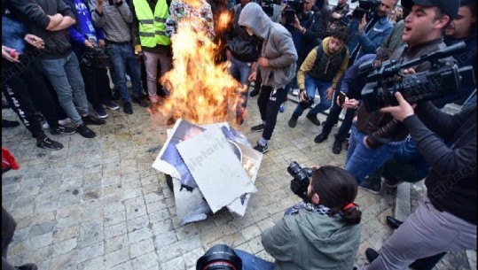 Tensione në protestë/ Tymuese, kapsolla, e pankarta drejt policisë...I vihet flaka gomave (VIDEO-FOTO )