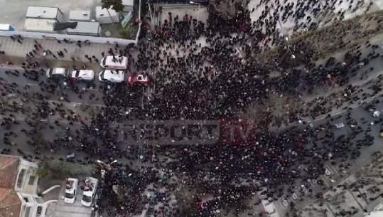 PAMJET me dron nga protesta e opozitës para Parlamentit (VIDEO)
