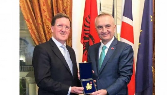 Meta i jep 'Gjergj Kastriot Skënderbeun' Lord George Roberts