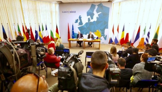 Porositë e zyrtarit të BE-së për politikën shqiptare, Soreca: S'duhet të bien në vesh të shurdhët