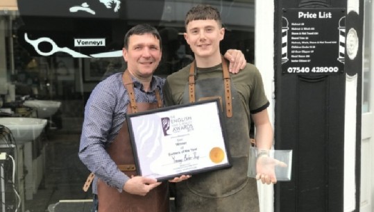 U mësua nga pronari shqiptar, 22-vjeçari anglez shpallet stilisti më i mirë i flokëve për meshkuj