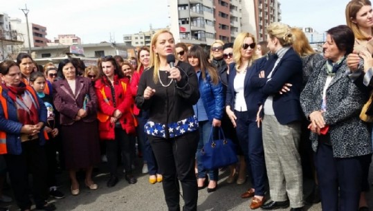Gratë e Astirit protestë në 8 Mars, i bashkohen edhe ish-deputetet e opozitës (VIDEO)