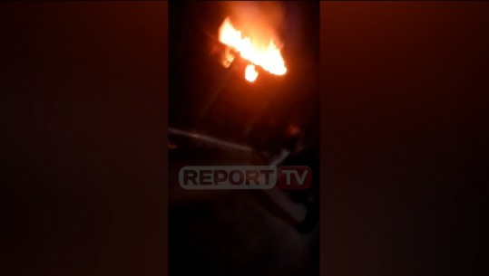 Digjet shtëpia në Korçë, banori: Zjarrfikësja erdhi me vonesë dhe pa ujë (VIDEO)