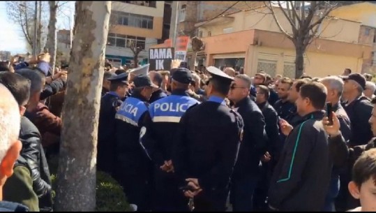 Protesta në Fier/ Ish-deputetja e LSI-së: E ka rrethuar qytetin me FNSH-në nga frika 