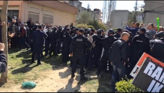 U godit efektivi i FNSH-së, policia: Protestuesit tentuan të çanin kordonin