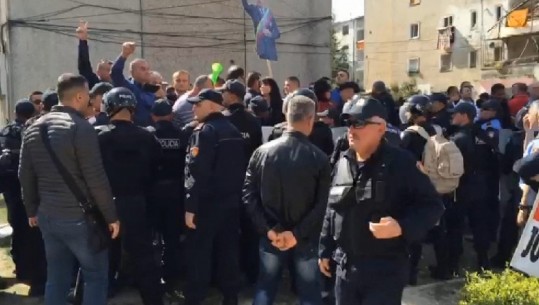 PD pret Ramën me protesta në Fier, qëllojnë me gurë në kokë efektivin e FNSH-së (VIDEO)
