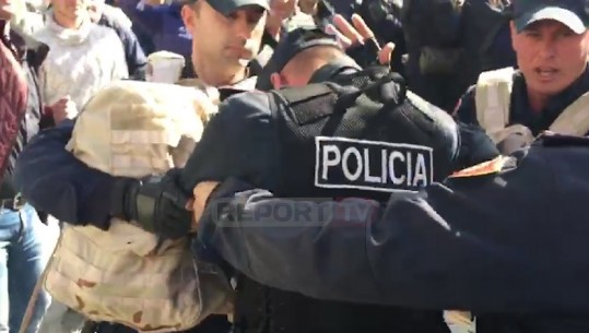 Protesta e PD-së në Fier/ Plagoset njëri nga efektivët e policisë (VIDEO)