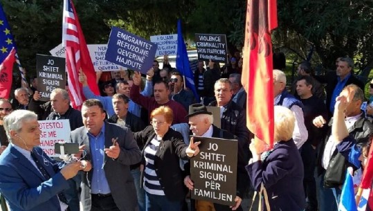 PD nge në protestë emigrantët në Athinë: Nuk na turpëron Shqipëria, na turpëron qeveria (VIDEO)