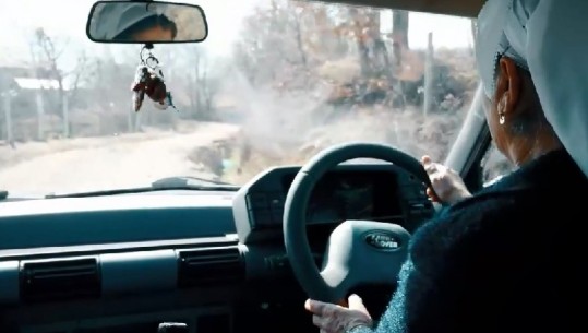 'I don't care'/ Shikoni çfarë i bën makinës 60-vjeçarja matjane: Po të isha më e re...(VIDEO)