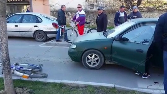 Aksident i rëndë në Korçë/ Makina përplas të moshuarin me biçikletë, shoferi e çon në spital (VIDEO)