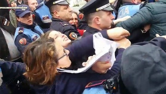 Protesta kundër shembjes së banesës/ Policia shoqëron dy burra dhe një grua (VIDEO)