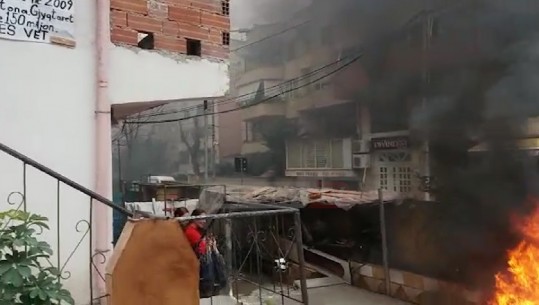 Protestë kundër shembjes së banesës/ Banorët ndezin zjarr në oborr, fëmijët shpërthejnë në lot (VIDEO)