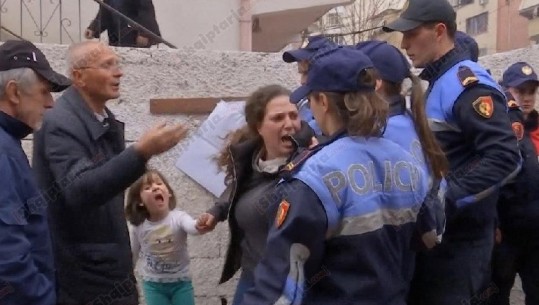 Gruaja shtatzënë përleshet me forcat e policisë, i del në mbrojtje vajza e mitur (VIDEO)