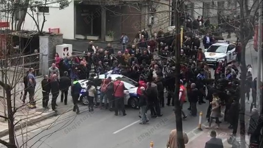 Tentuan të shoqërojnë një familjar, banorët rrethojnë makinën e policisë (VIDEO)